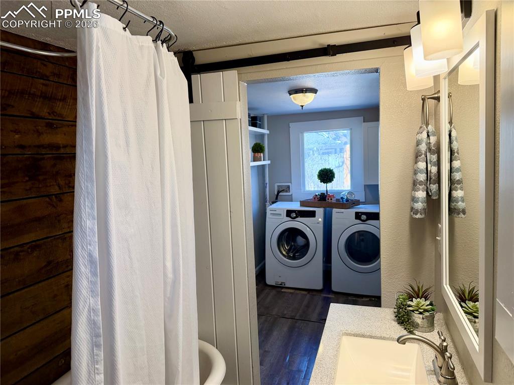 Image 21 of 27: Laundry