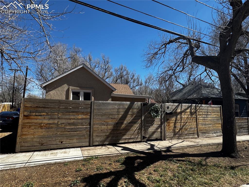 Image 23 of 27: Yard