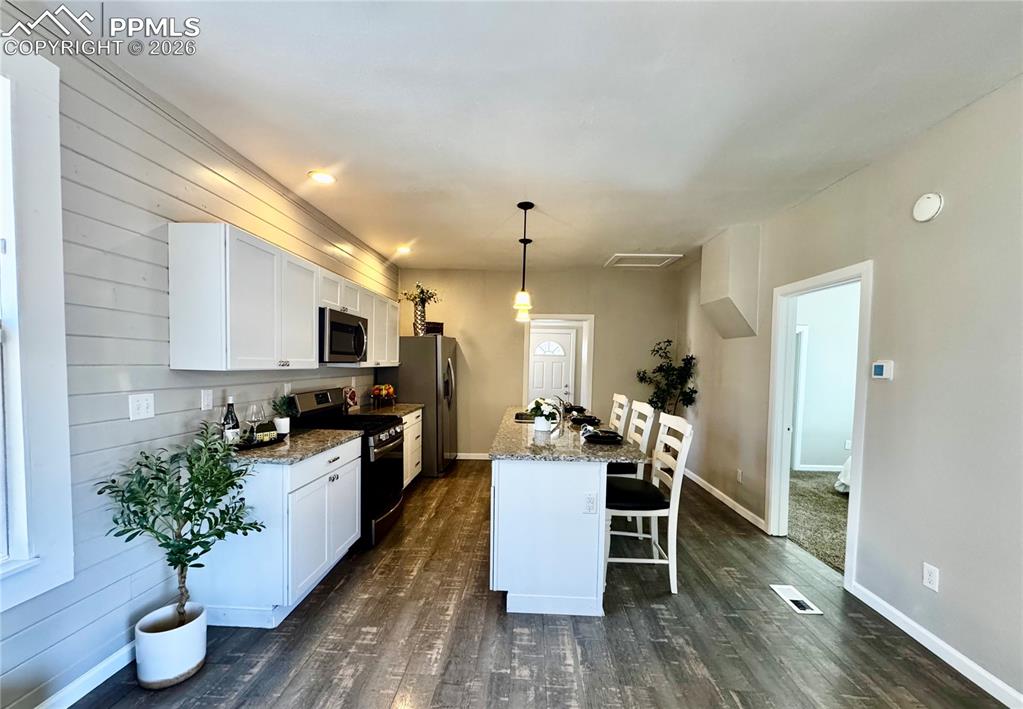 Image 9 of 27: Kitchen