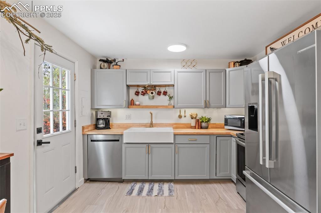 Image 11 of 35: Kitchen