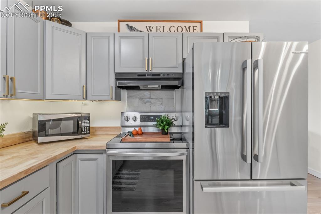 Image 15 of 35: Kitchen