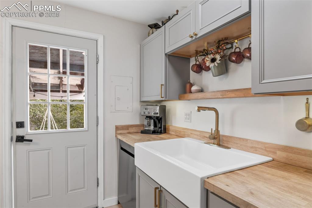 Image 16 of 35: Kitchen