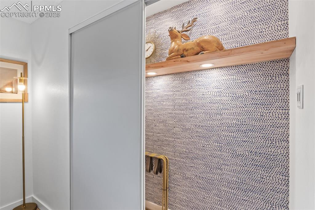 Image 27 of 35: Closet