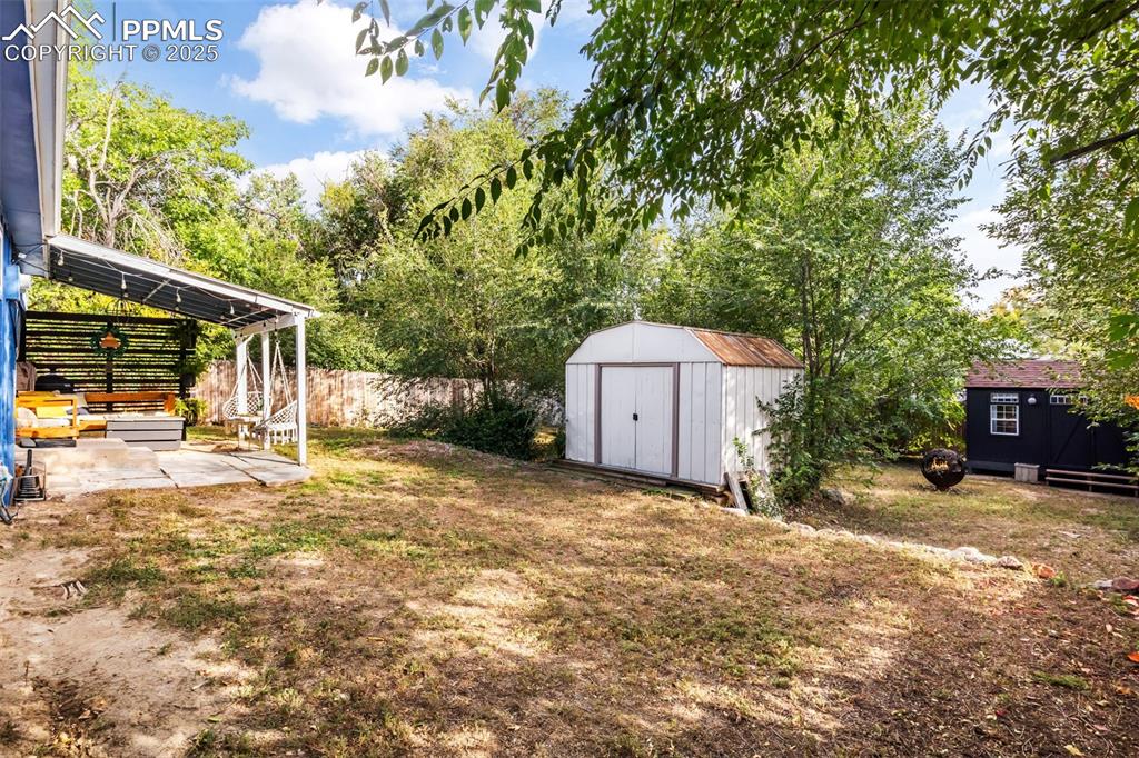 Image 34 of 35: Yard