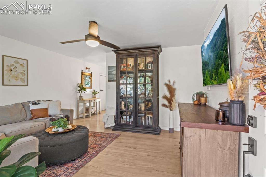 Image 7 of 35: Living Room