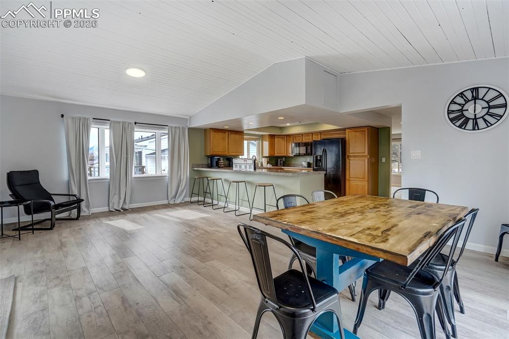 Image 10 of 46: Dining area