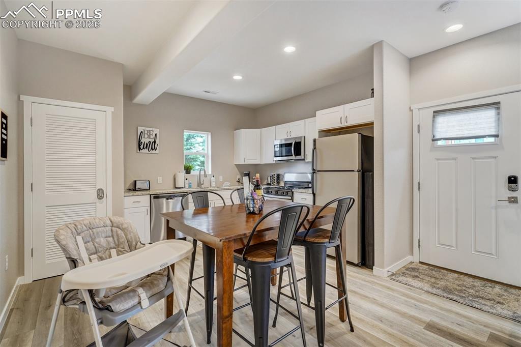 Image 37 of 46: Cottage Dining area