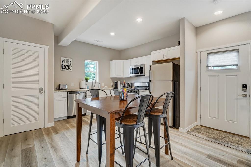 Image 38 of 46: Cottage Dining area