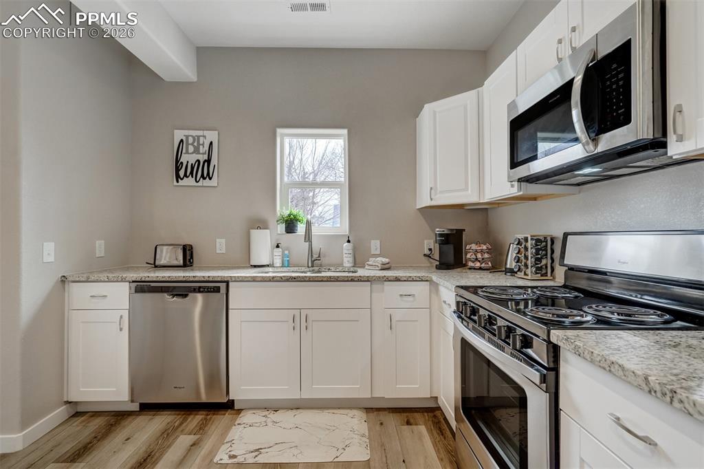 Image 41 of 46: Cottage Kitchen