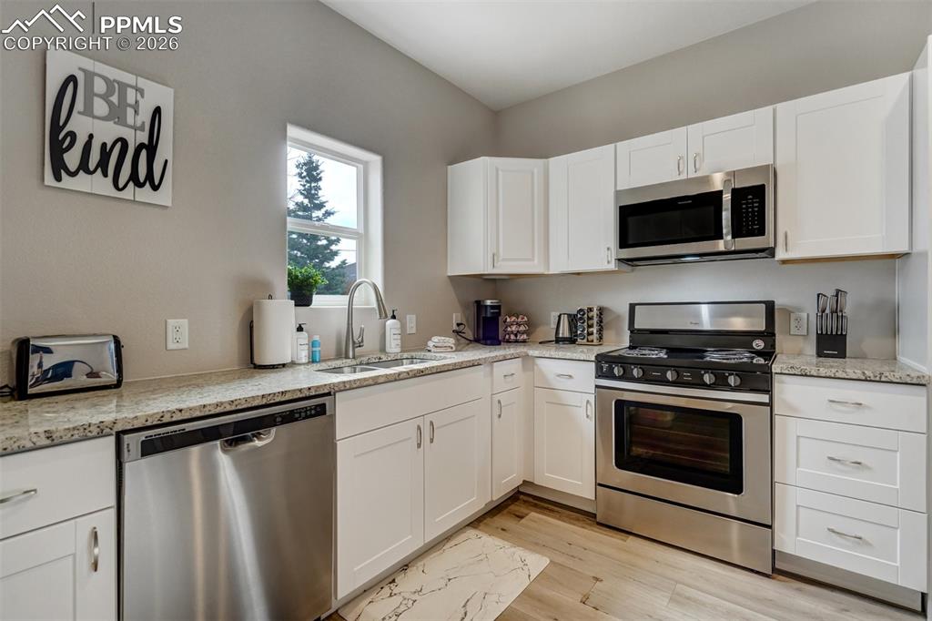 Image 42 of 46: Cottage Kitchen