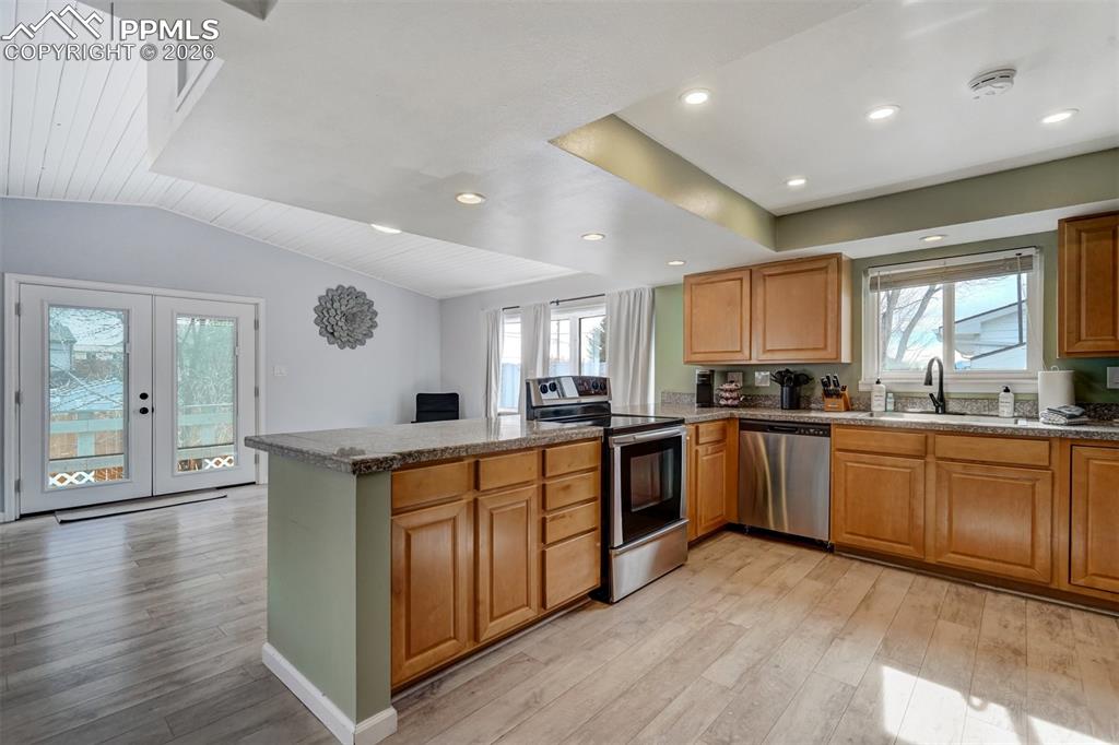 Image 5 of 46: Kitchen