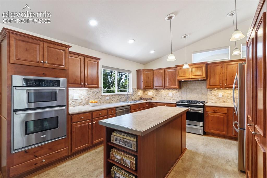 Image 11 of 50: Kitchen