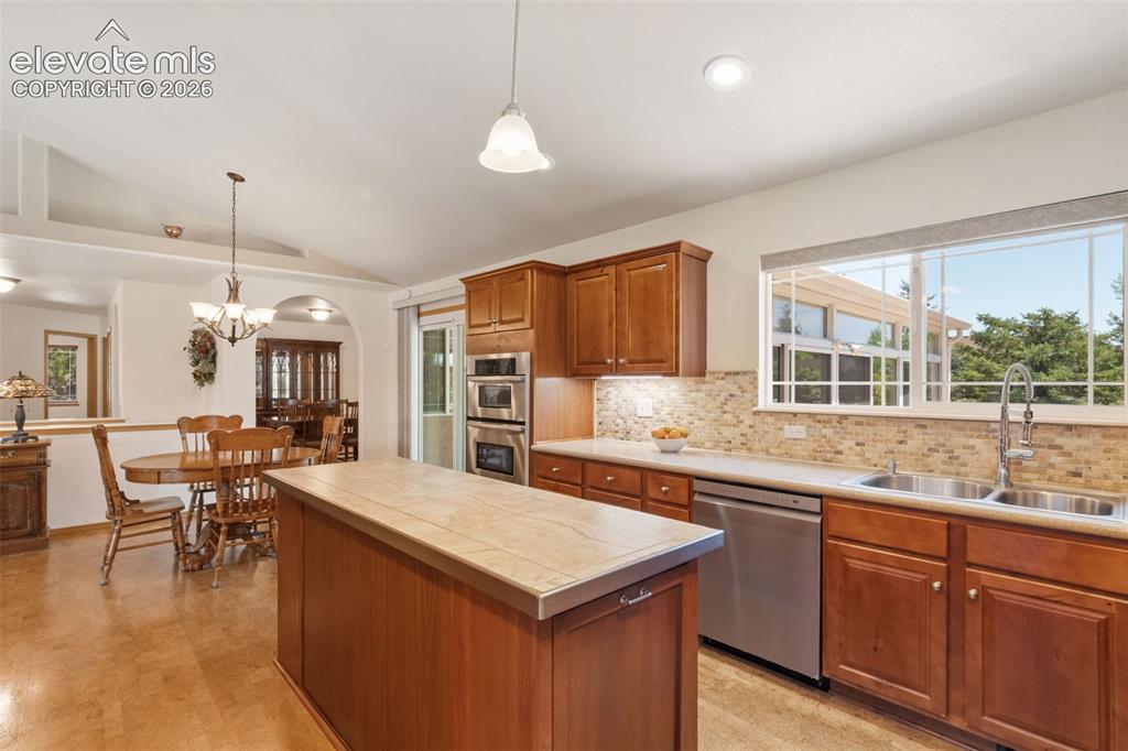 Image 12 of 50: Kitchen