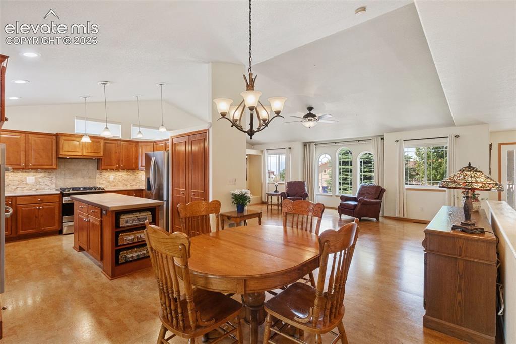 Image 14 of 50: Dining Area