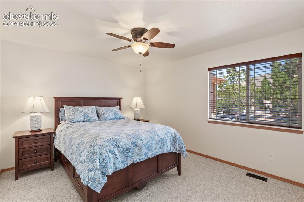 Image 19 of 50: Bedroom