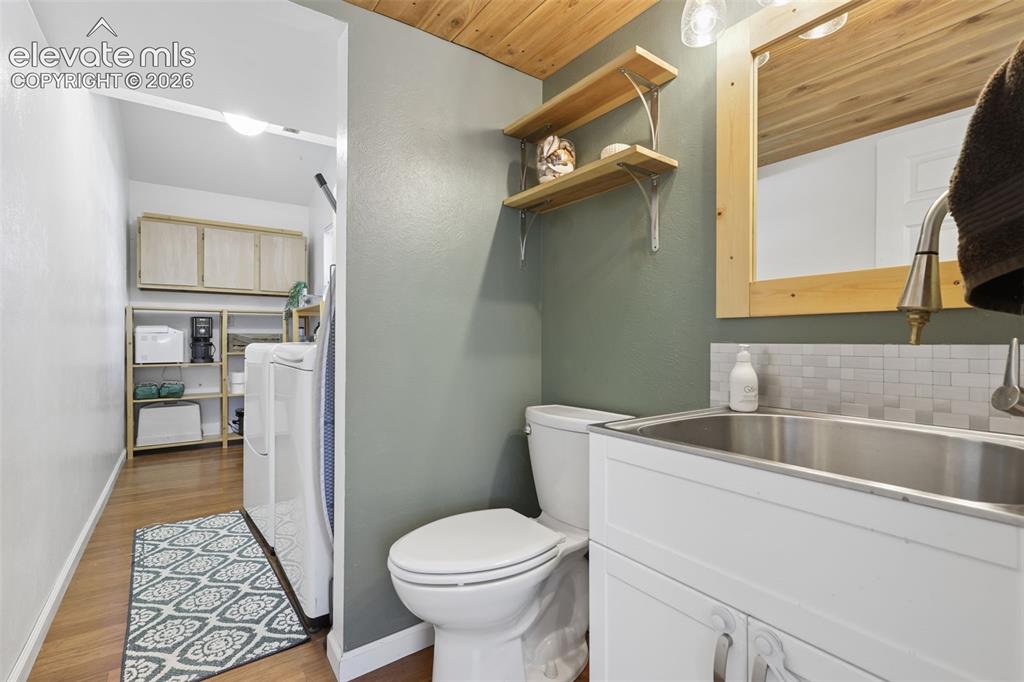 Image 18 of 37: Bathroom