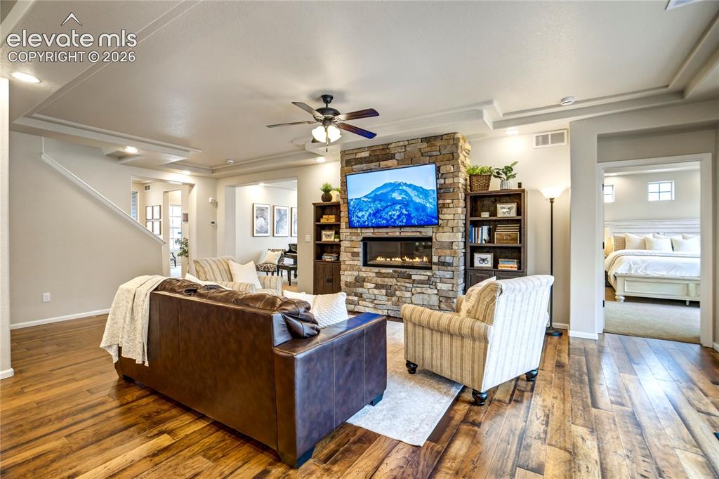 Image 12 of 50: Living Room