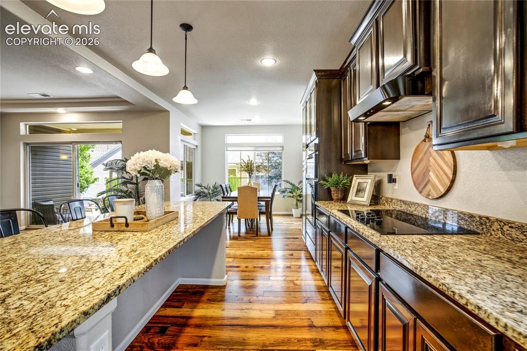 Image 16 of 50: Kitchen
