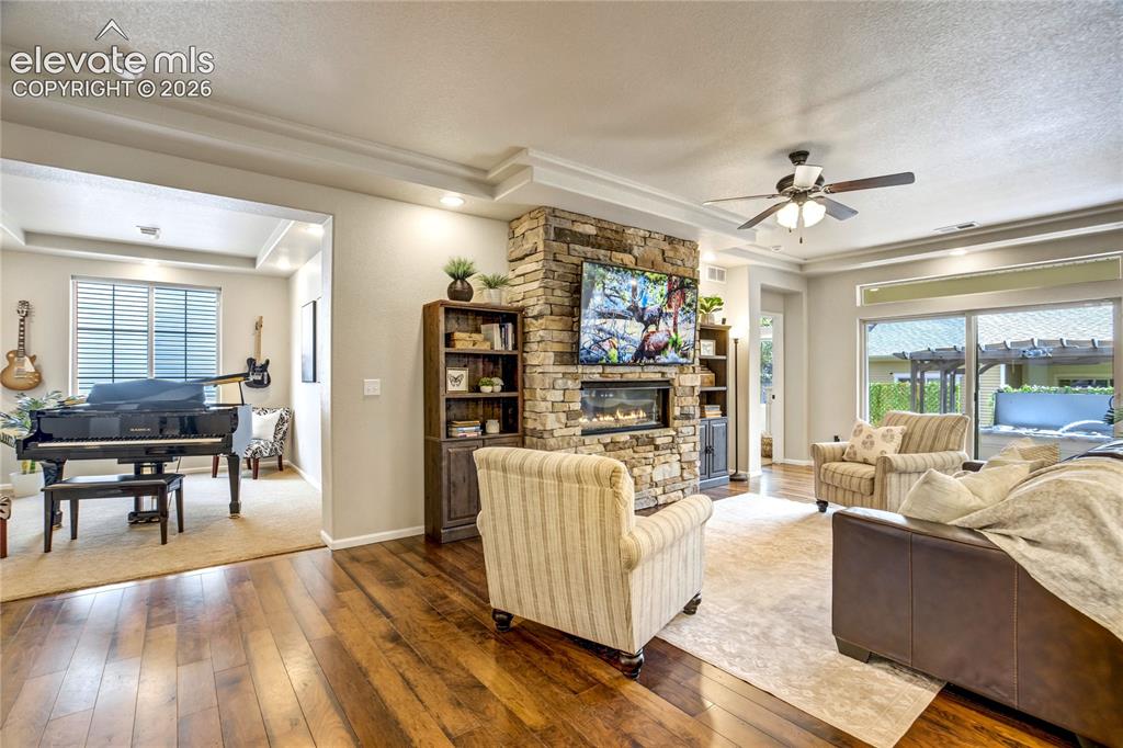 Image 9 of 50: Living Room