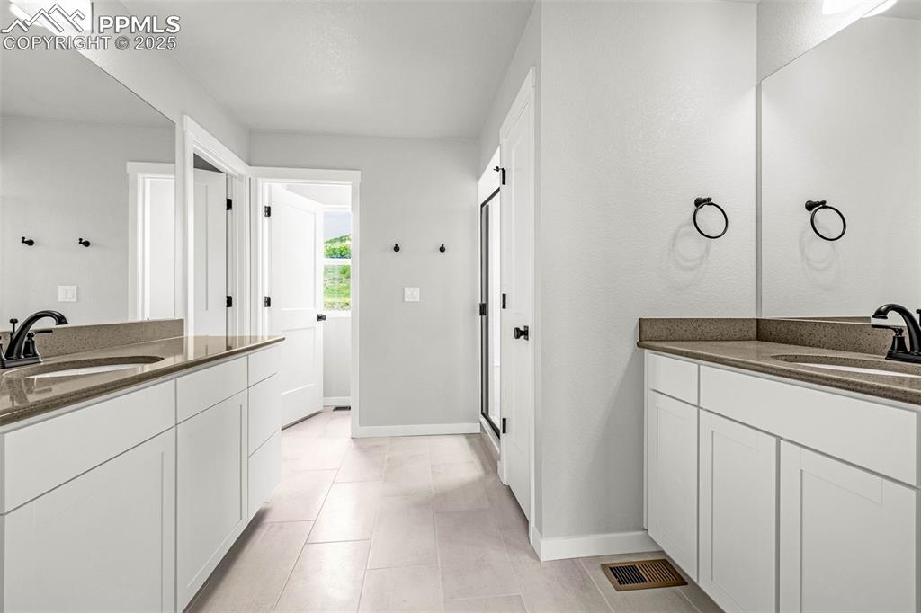 Image 32 of 41: Bathroom