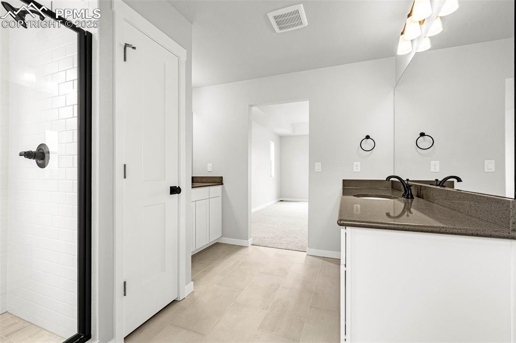 Image 33 of 41: Bathroom