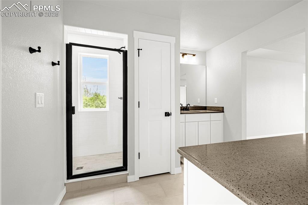 Image 34 of 41: Bathroom