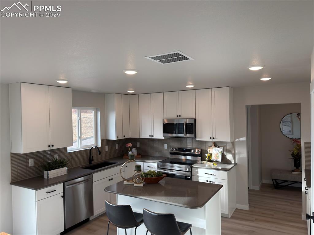 Image 7 of 41: Kitchen