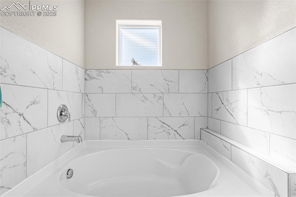 Image 19 of 37: Soaker Tub