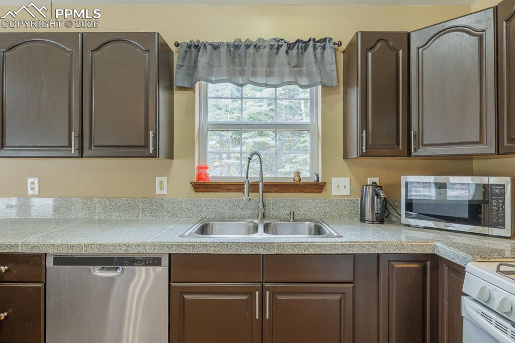 Image 10 of 33: Kitchen