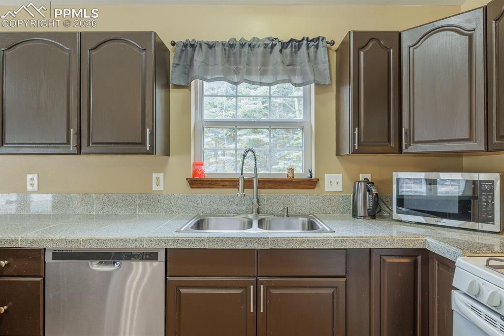 Image 10 of 33: Kitchen
