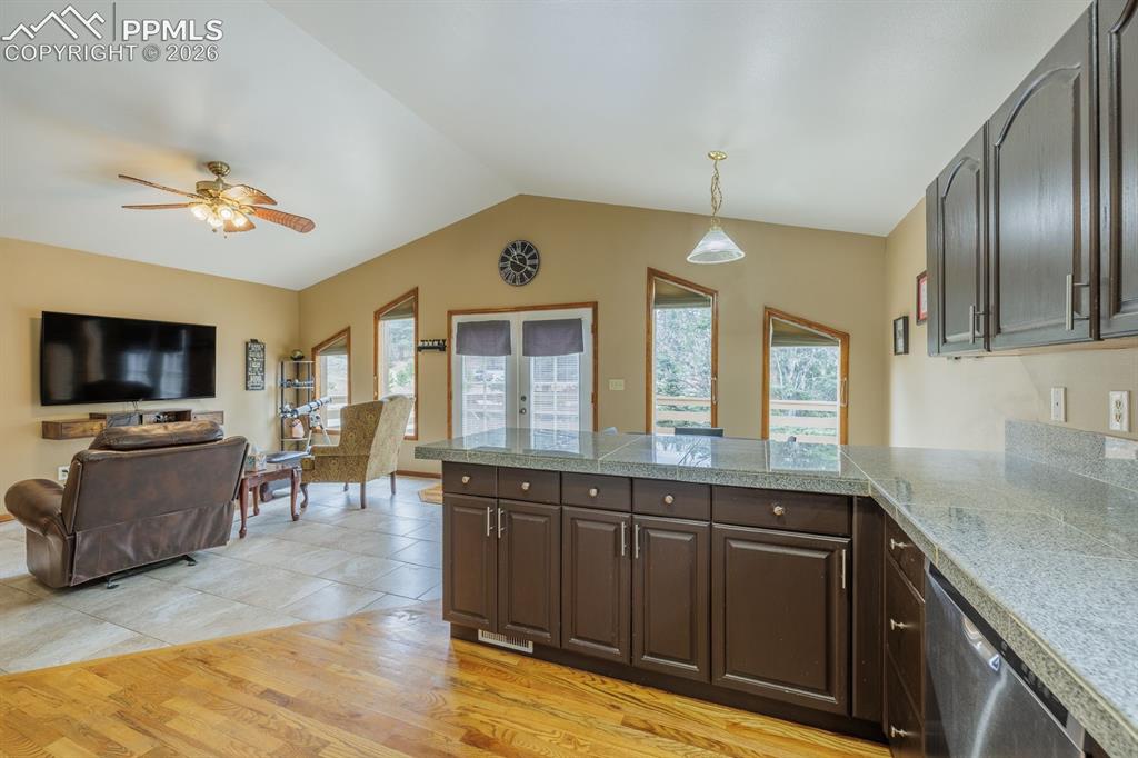 Image 13 of 33: Kitchen