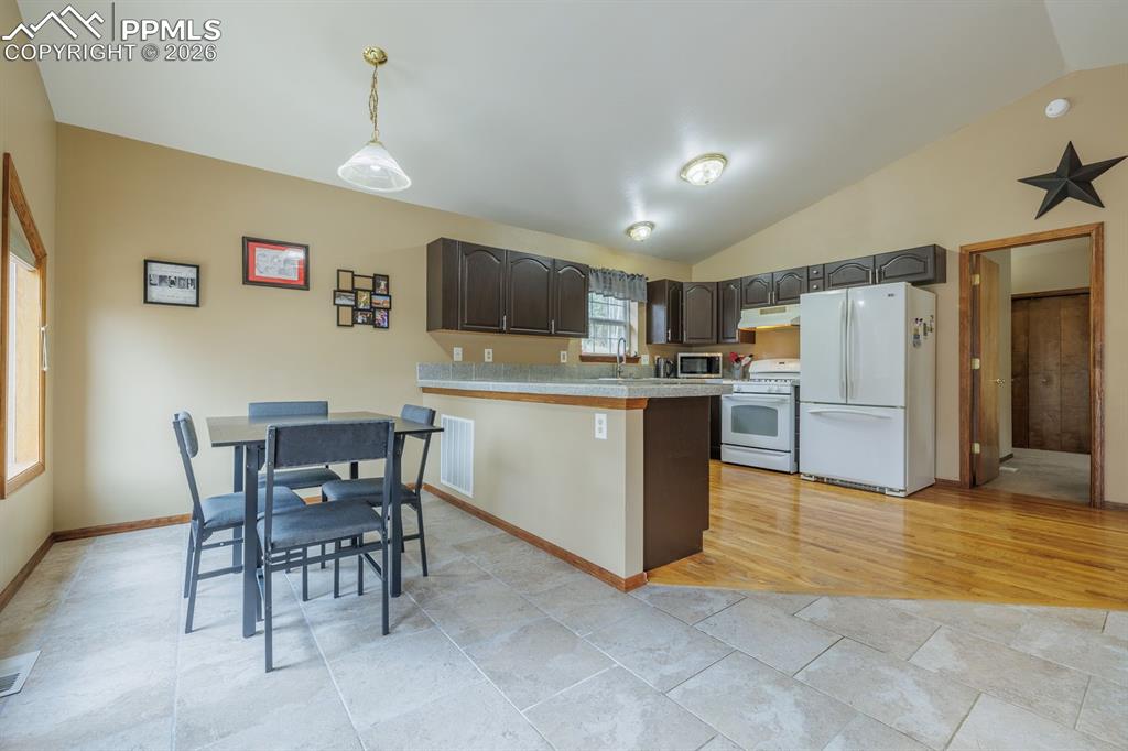 Image 14 of 33: Kitchen