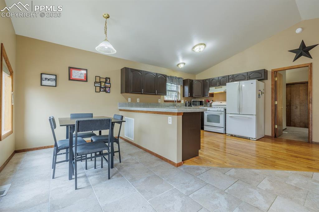 Image 14 of 33: Kitchen