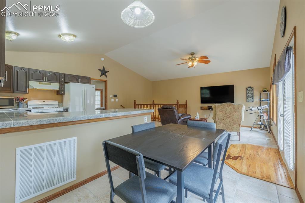 Image 15 of 33: Dining Area