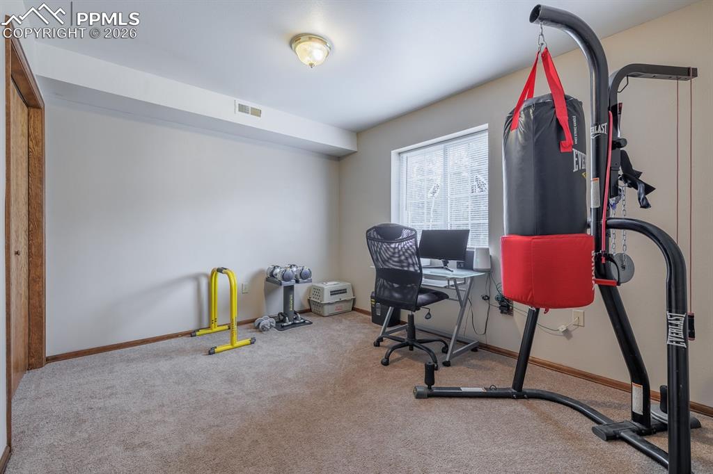 Image 23 of 33: Bedroom/office