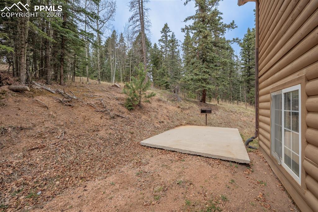 Image 26 of 33: Yard