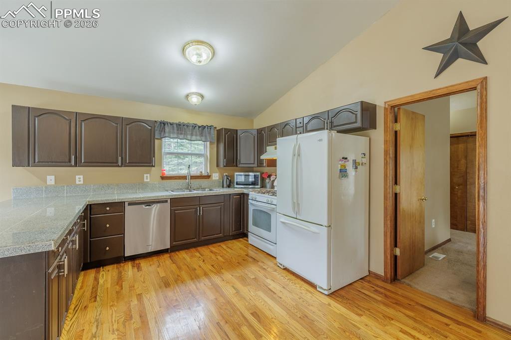 Image 8 of 33: Kitchen