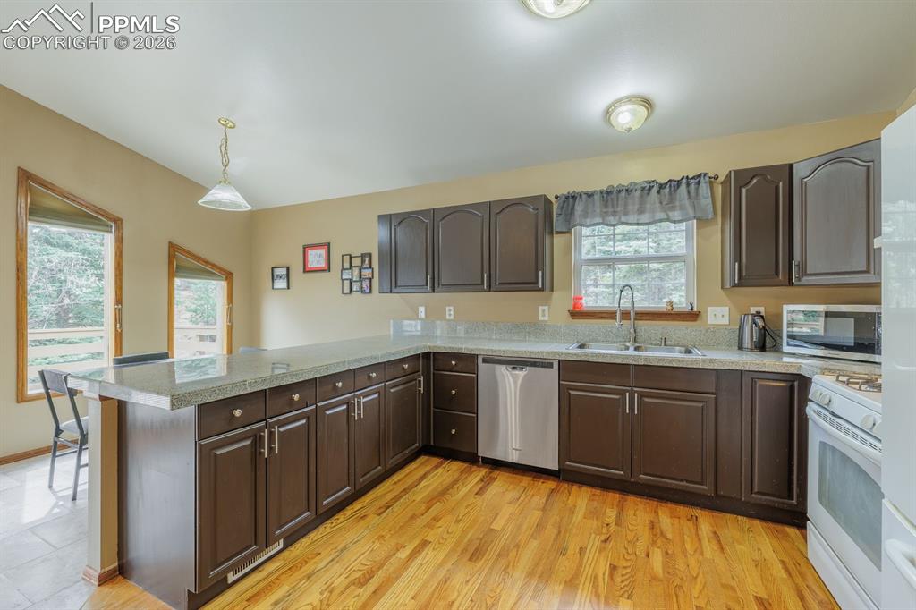 Image 9 of 33: Kitchen