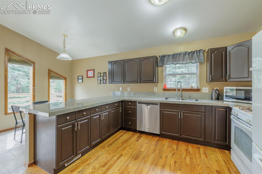 Image 9 of 33: Kitchen