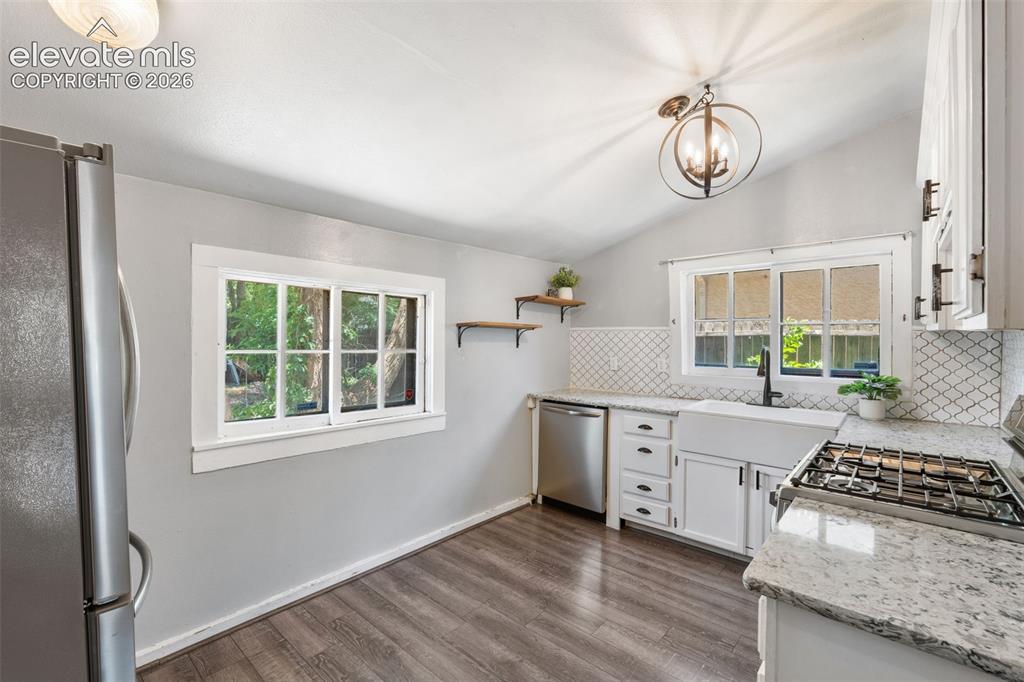 Image 18 of 49: Dining Area