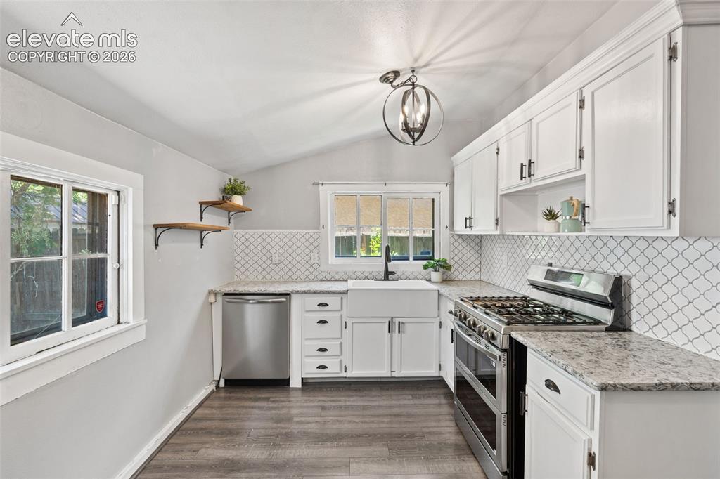 Image 19 of 49: Kitchen
