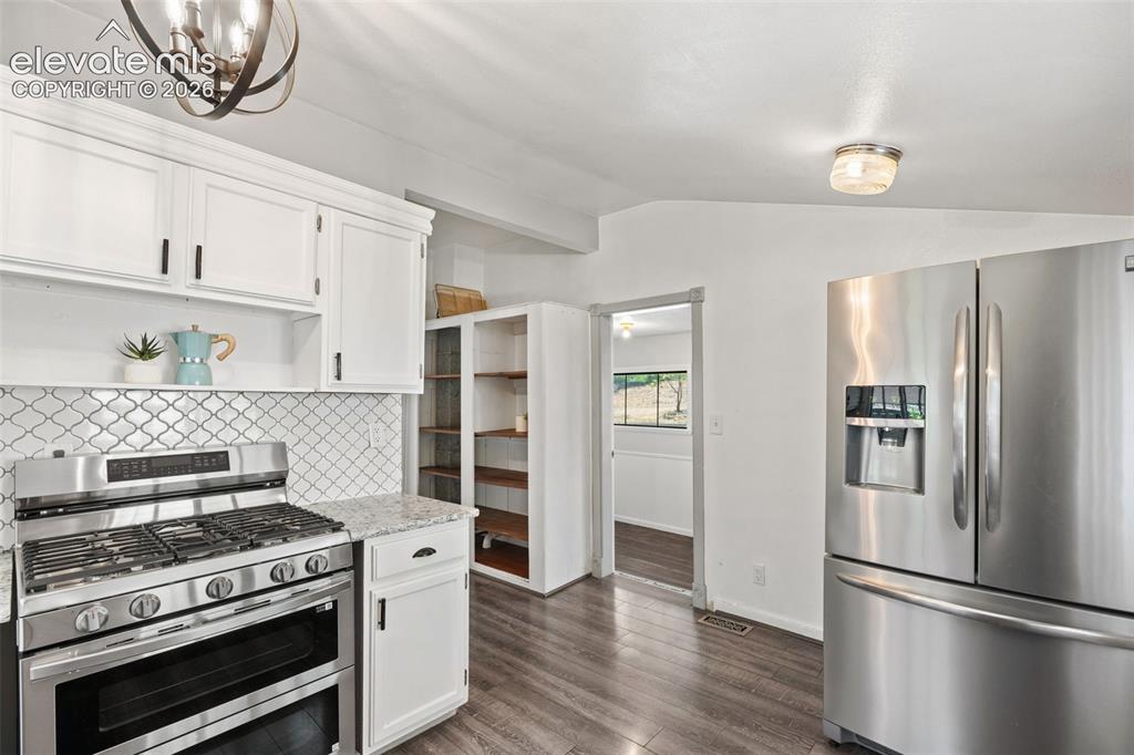 Image 22 of 49: Kitchen