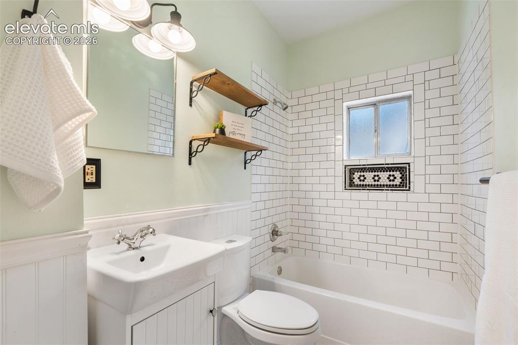 Image 25 of 49: Entry