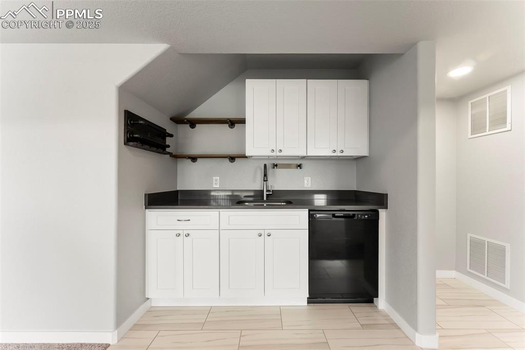 Image 31 of 47: Kitchen