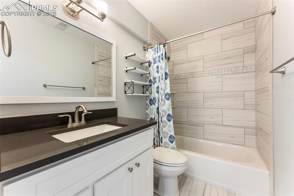 Image 33 of 47: Bathroom