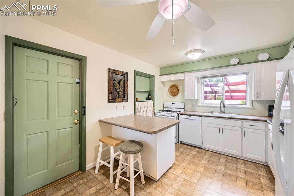 Image 11 of 33: Country Kitchen