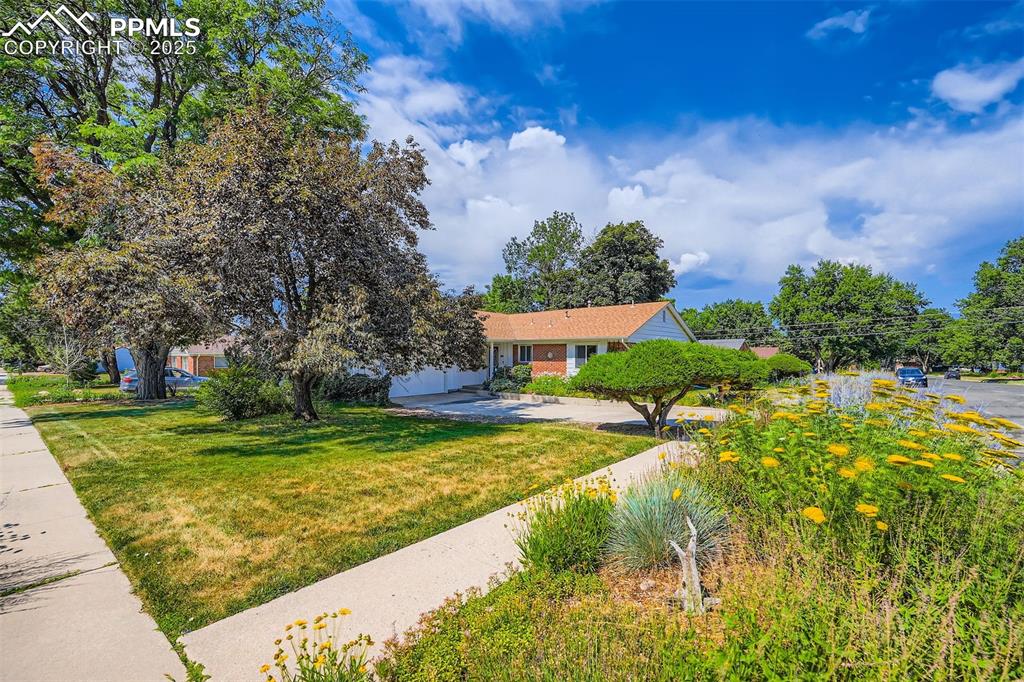 Image 3 of 33: Rancher on Large Corner Lot