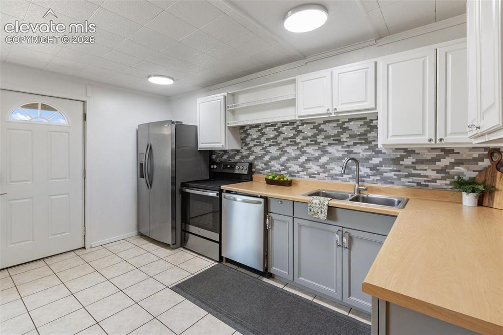 Image 10 of 40: Kitchen