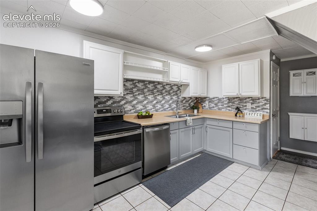 Image 11 of 40: Kitchen