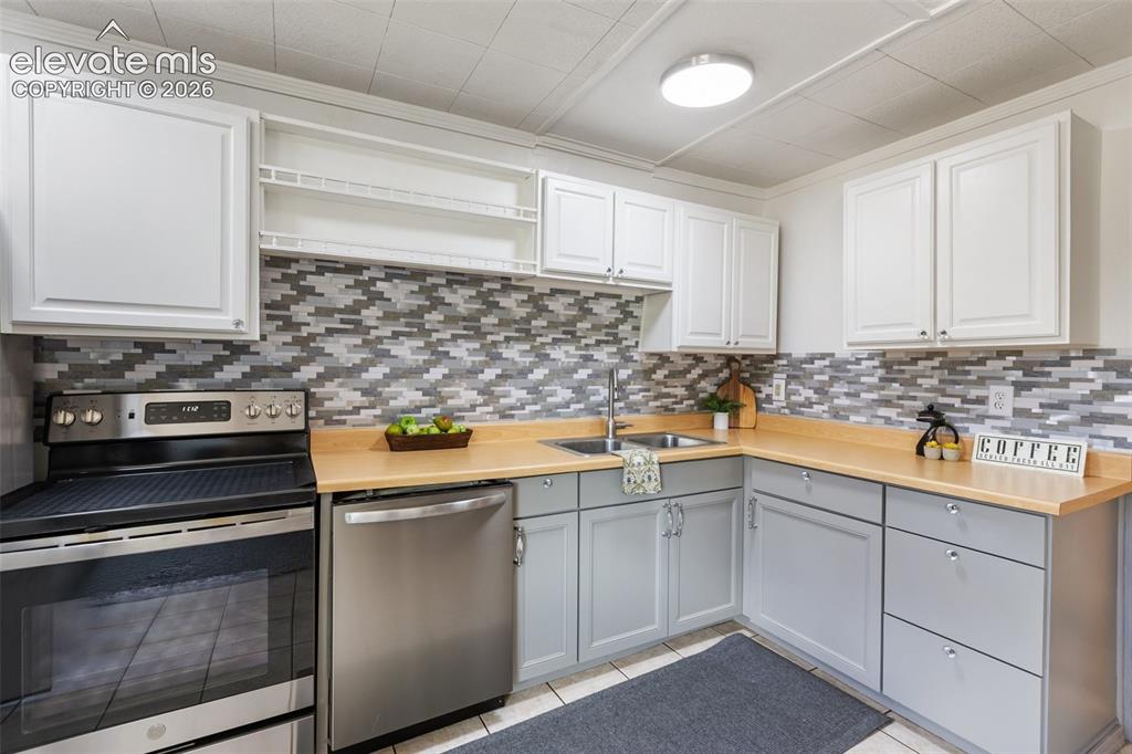 Image 12 of 40: Kitchen